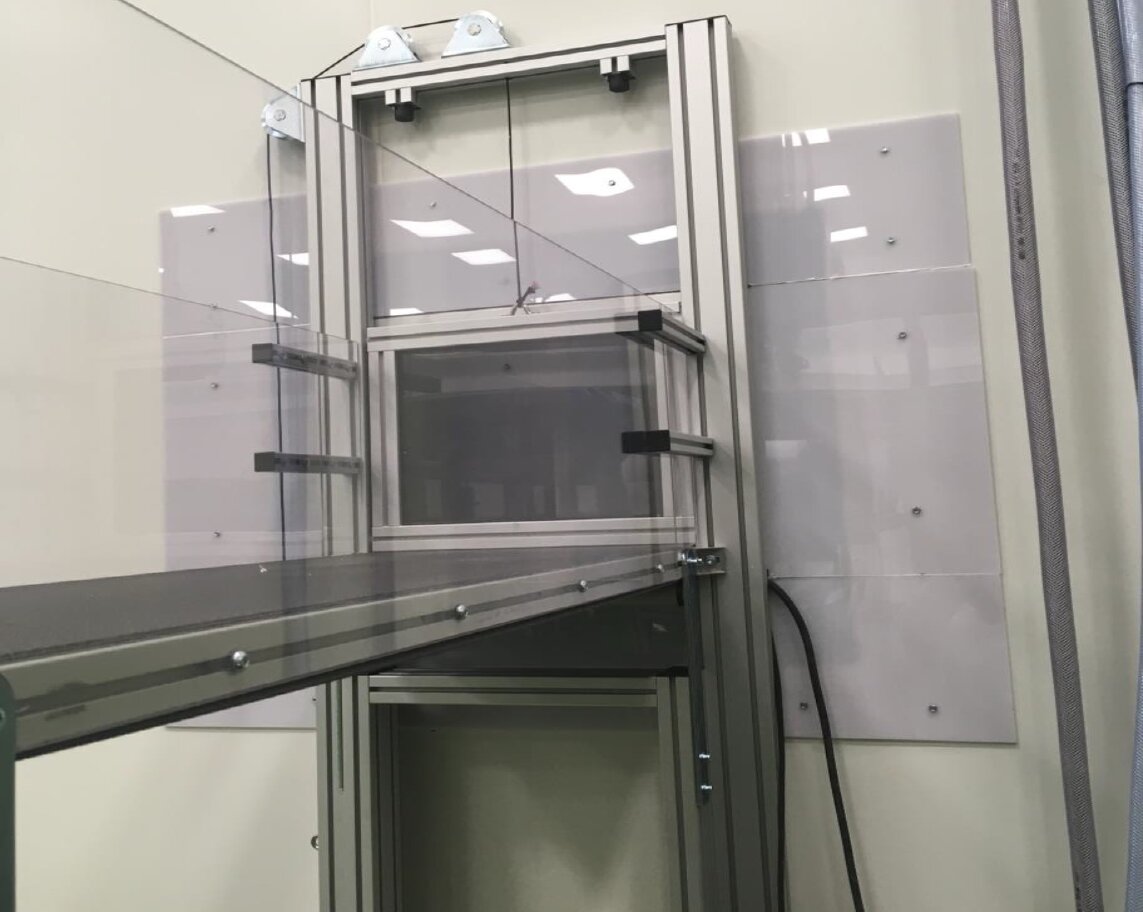 Détail du carter de protection en profilés aluminium et panneaux transparents