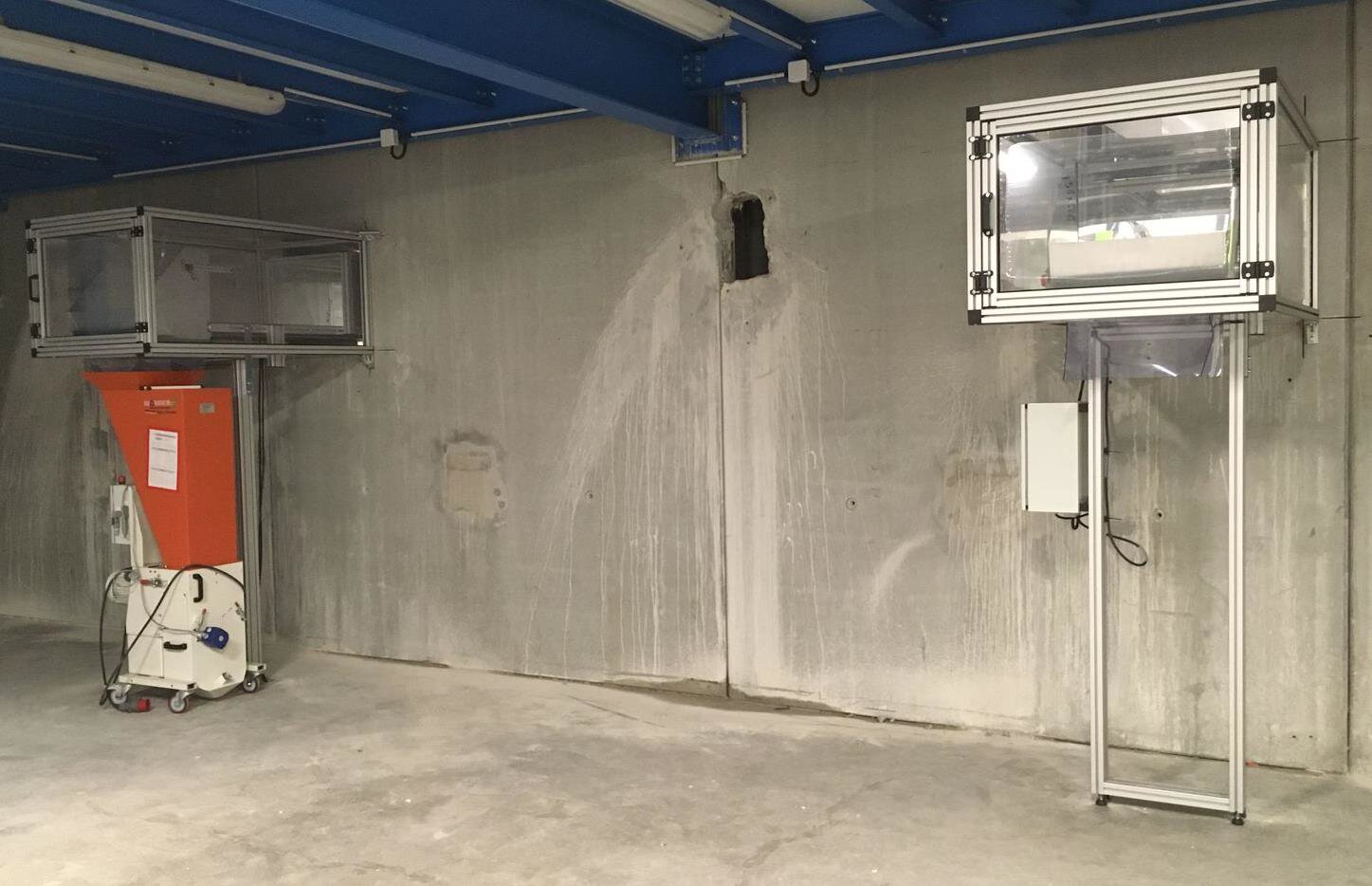 Convoyeur spécifique Mabin installé chez le client, trémie de chargement et poste de réception