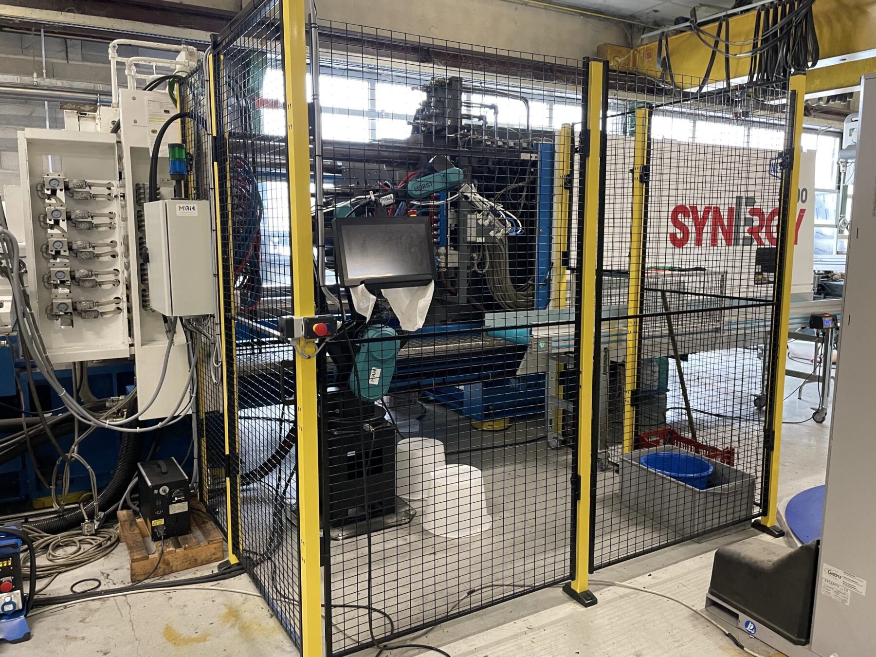 Robot HORST1500 intégré sur presse à injecter Netstal SynErgy, cellule Mabin