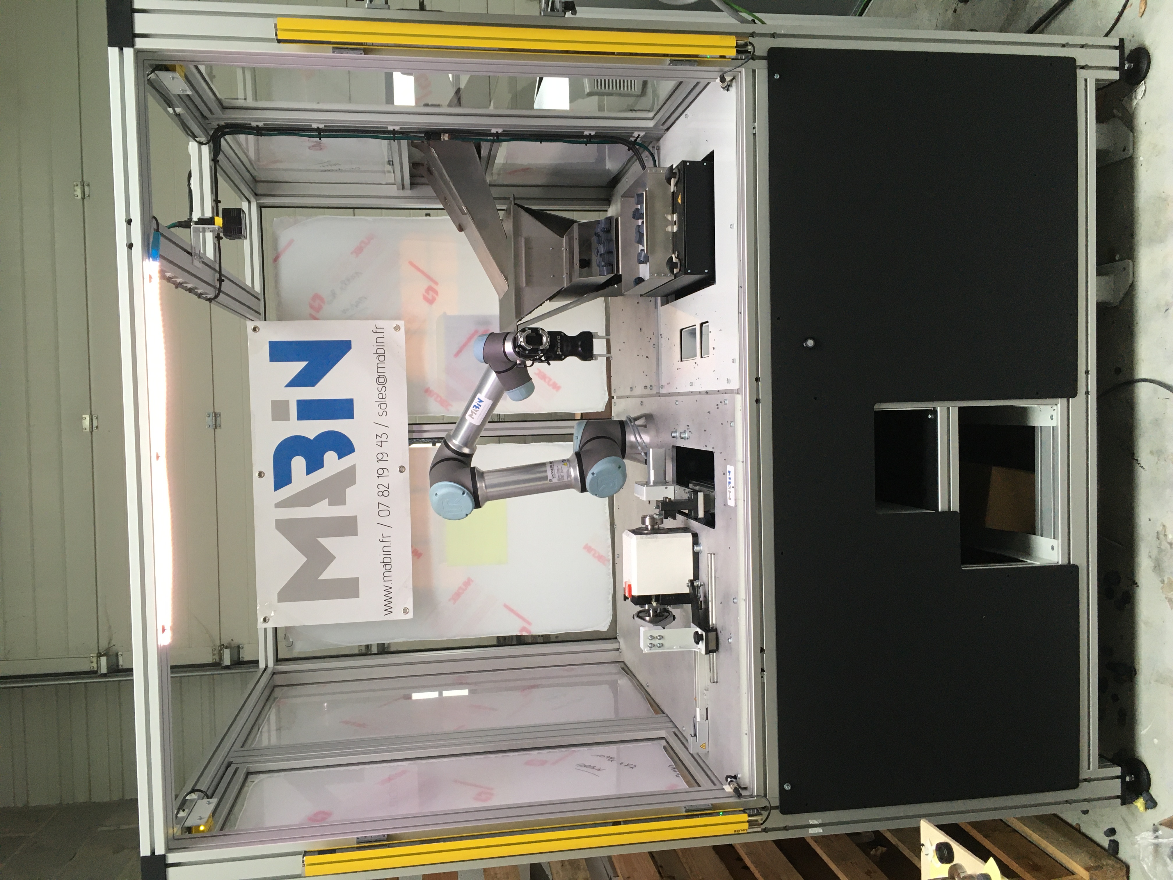 Machine spéciale Mabin — cobot UR5e et trémie vibrante