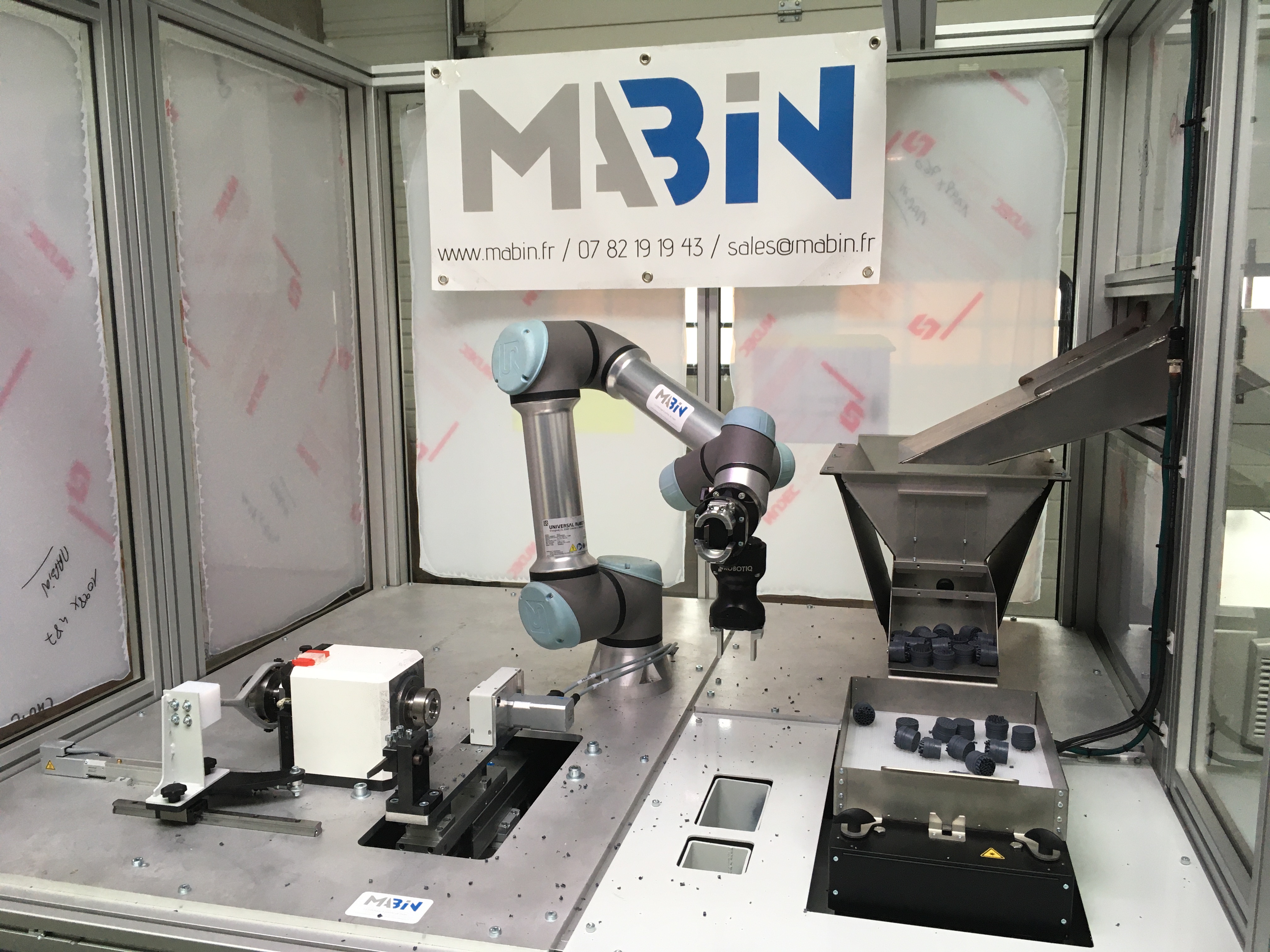 Machine spéciale Mabin — vue de face avec table et trémie vibrantes