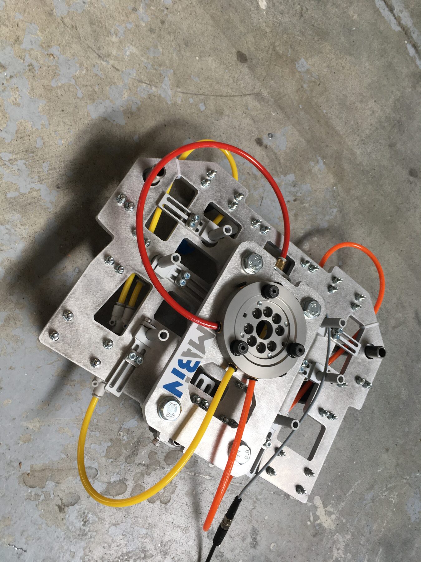 Détail connectique pneumatique — raccords et distribution