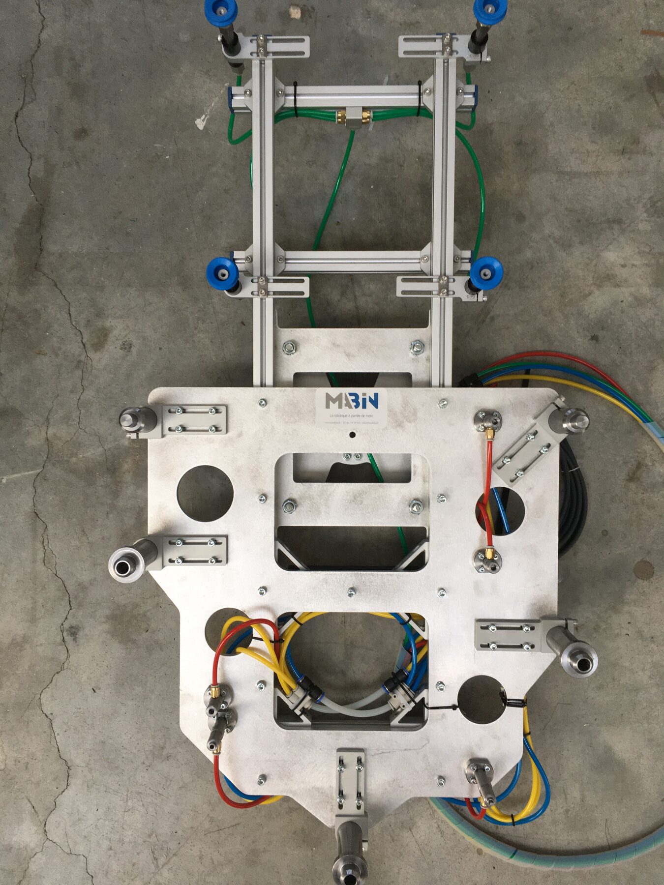 Structure de préhension multi-axes, profilés aluminium et vérins pneumatiques